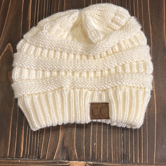 Two women’s CC beanies - Picture 6 of 9